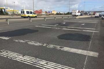 Vías y Obras rebachea la salida de La Mareta a la GC-1 a la altura de la gasolinera BP (Foto TA)